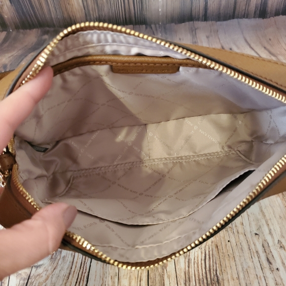 MICHAEL KORSJet Set Large Logo Crossbody Bag - Picture 7 of 9